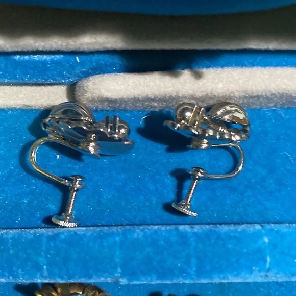 ANTIQUE EARRINGS. SET OF 2 screw on earrings. Brilliant blue stones. - Picture 9 of 9